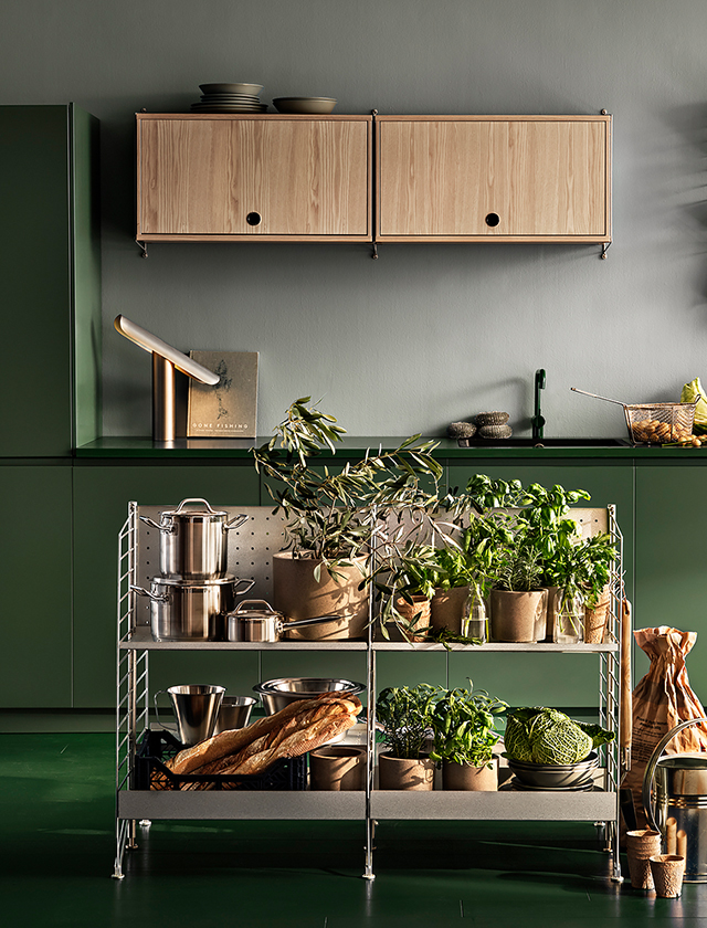 String System Schrank-Element mit Klapptür von String Furniture - Das Schrankelement passt zu allen Regalleitern aus Metallgitter und Plexiglas von String® System mit einer Tiefe von 30 cm. Das Schrankelement verfügt über einen verstellbaren Innenboden.