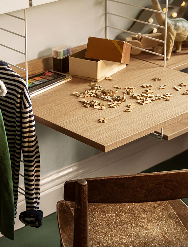 Schmaler Arbeitstisch von String Furniture (58 cm) aus Eichenholzfurnier im String System, Detailansicht der Tischplatte