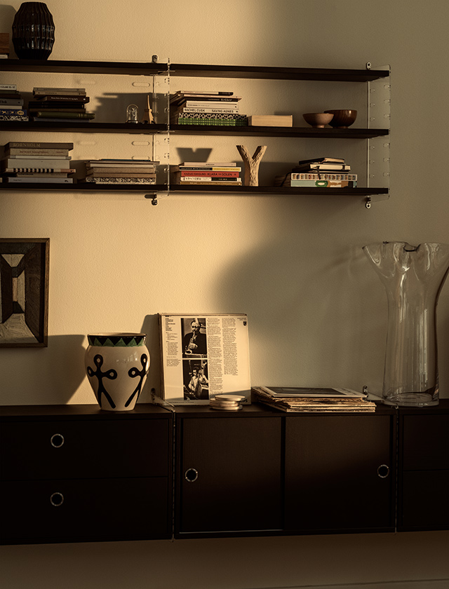 Wohnzimmer mit String Furniture Wandregal in schwarz gebeizter Esche und Plex