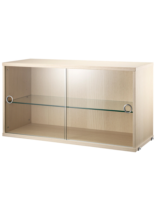 String Vitrinenschrank – Hängeschrank mit Glastüren in Esche