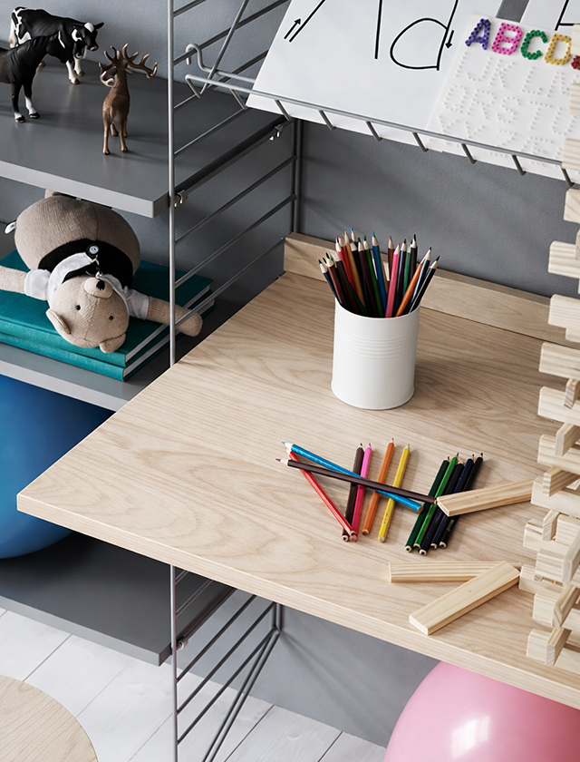 Schreibtischplatte aus Esche im String Furniture Regal – Arbeitsplatz mit Stiften und Holzbausteinen
