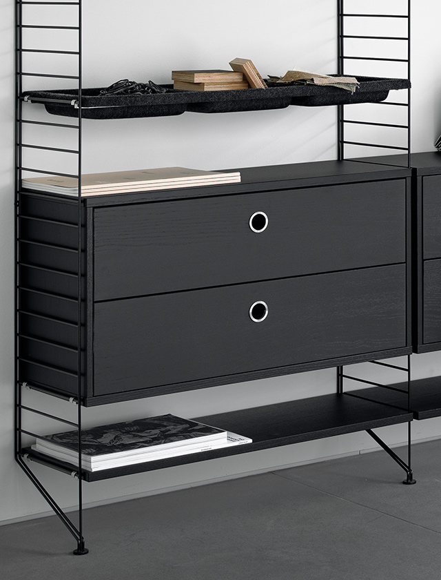 Hängeschrank von String Furniture mit Schubladen in schwarz gebeizter Esche, modulares Wandregal-System für stilvolle Aufbewahrung im Wohnbereich