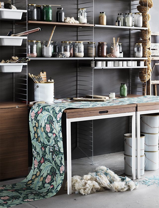 String Furniture Klapptisch aus Walnussfurnier mit weißen Tischbeinen für das String Regalsystem, platzsparender Wandtisch im skandinavischen Design für kleine Räume und Homeoffice
