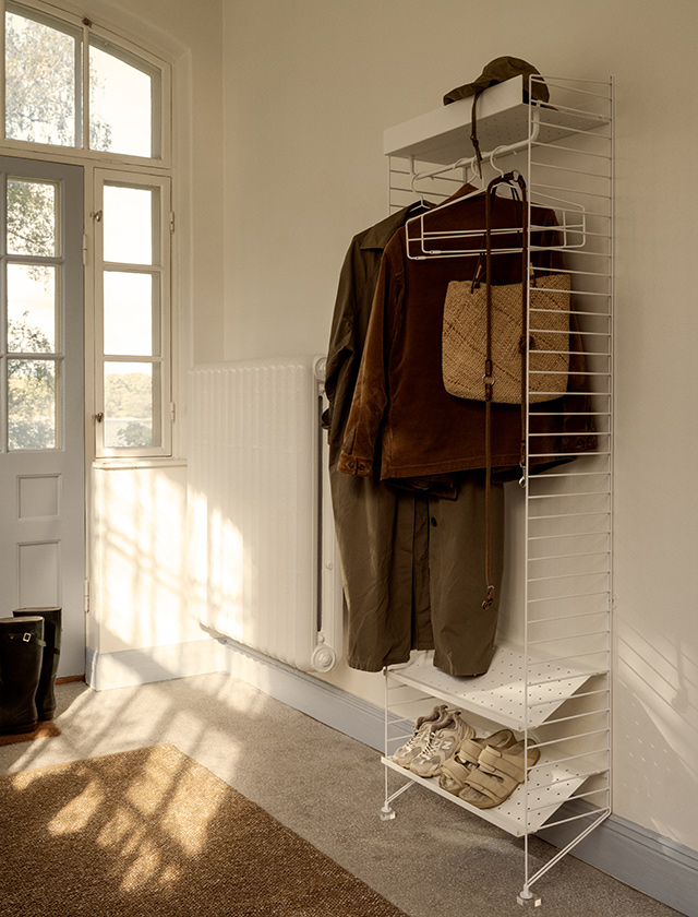 String Furniture Garderobe in Weiß im Flur mit Kleiderstange, Ablage und Schuhregal