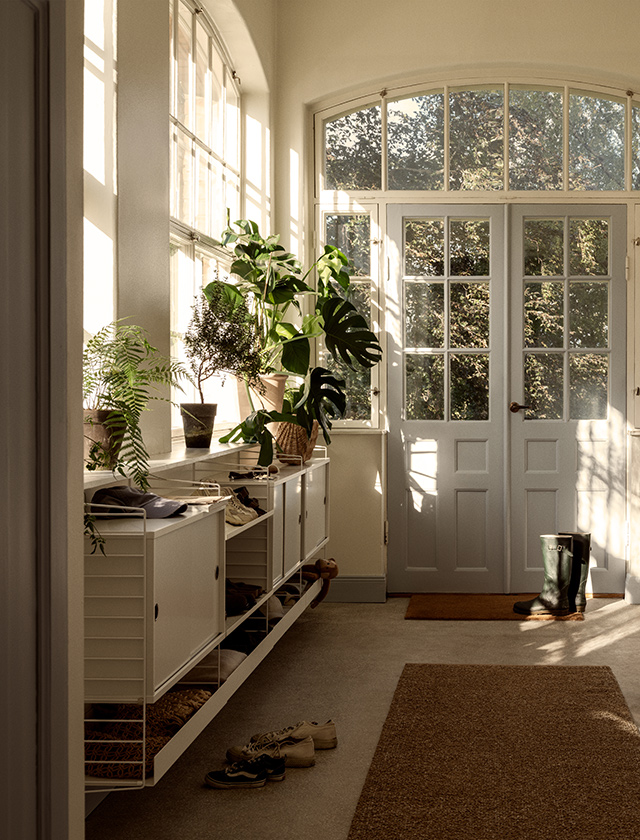 String Furniture Regal in Weiß im Flur mit Schuhablage, Stauraum und geschlossenem Schrankelement