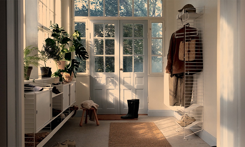 Weiße String Furniture Flurgarderobe mit Regalsystem, Schuhablage und Schrankmodulen