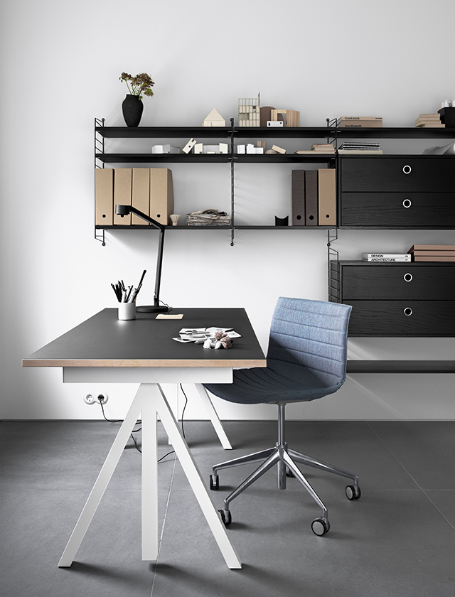 String Works Arbeitstisch & String System Regal in schwarzer Esche für Ihre Home Office von String Furniture ist frei konfigurierbar und erweiterbar!