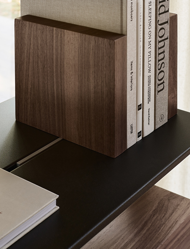 Die Pira G2 Buchstützen aus massivem Walnussholz oder weißer Eiche unterteilen Ihr Regal elegant und bieten durch das Einhängen in die Pira Fachböden Ihren Büchern stabilen Halt.