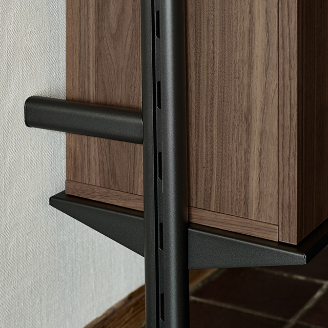 Pira G2 Wandhalter - Diese Wandhalterung wird mit den Pira G2 Regalpfosten verbunden und dient zur Befestigung, wobei sie einen Abstand zur Wand bietet.
