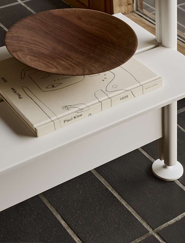 String Furniture Pira G2 Regal in Weiß mit weißem Fachboden, Holzschale und Kunstbuch in moderner Wohnumgebung