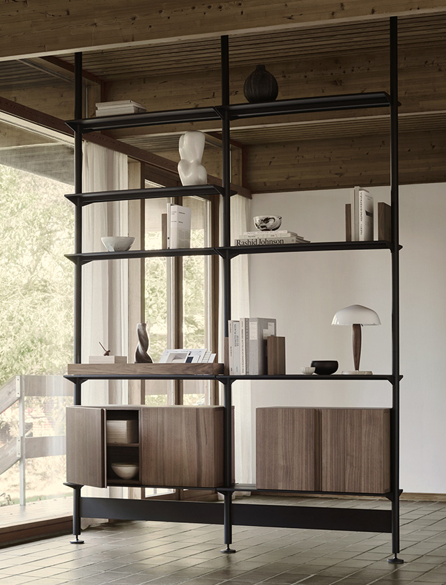 Olle Pira (1927 - 2018) war ein renommierter schwedischer Architekt und Innenarchitekt, der das ursprüngliche Pira-Regalsystem für die H 55-Ausstellung 1955 kreierte. Das Pira G2, entwickelt von Björn Dahlström und Anna von Schewen, ist eine moderne Interpretation dieses Mid-Century-Klassikers mit neuartigen Materialien und Techniken. Es zeichnet sich durch seine architektonische Präsenz und sein modernes, modulares Design aus, das gleichzeitig elegant und robust ist. Das Design umfasst einen zentralen Pfosten für das gespannte Boden-zu-Decken-Regal, wobei die Regale scheinbar fugenlos mit den Pfosten verbunden sind. Gefertigt aus hochwertigen Materialien wie lackiertem Stahl und Aluminium, bieten die Schränke und Buchstützen Optionen in Walnuss oder weißer Eiche, was Wärme verleiht und einen Kontrast zum Metall bildet.