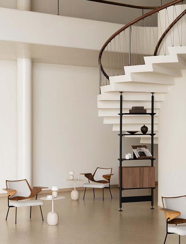 Ob in Weiß mit Eiche für luftige Wohnräume oder in Schwarz mit Walnuss für elegante Office-Settings – das Pira G2 Regalsystem ist ein vielseitiges Designmöbel mit ikonischer Ausstrahlung. Es bringt nicht nur Ordnung, sondern auch Struktur, Stil und skandinavische Gelassenheit in jeden Raum.