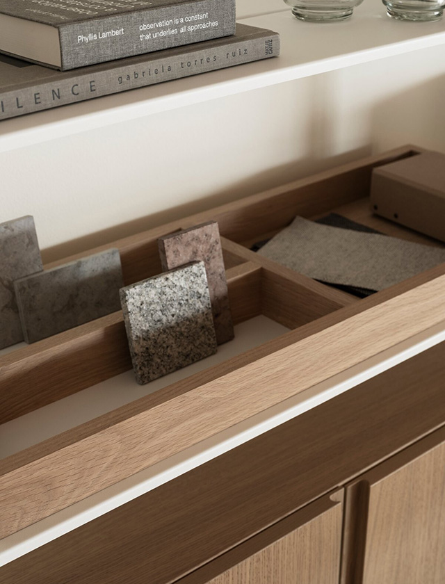 Manchmal sind es die kleinen Dinge, die den Unterschied machen – wie dieses clevere Organizer-Element im Pira Regal. Hier lassen sich Muster, Proben oder auch einfach Lieblingsmaterialien übersichtlich sortieren und stilvoll präsentieren. Die hochwertige Eiche passt perfekt zum Rest des Systems und bringt eine natürliche Wärme mit. Ideal für alle, die gerne kreativ arbeiten oder einfach gern Ordnung mit Stil halten. Dazu ein paar schöne Bücher und Glasobjekte – und schon wird aus einem Regal ein echter Blickfang.
