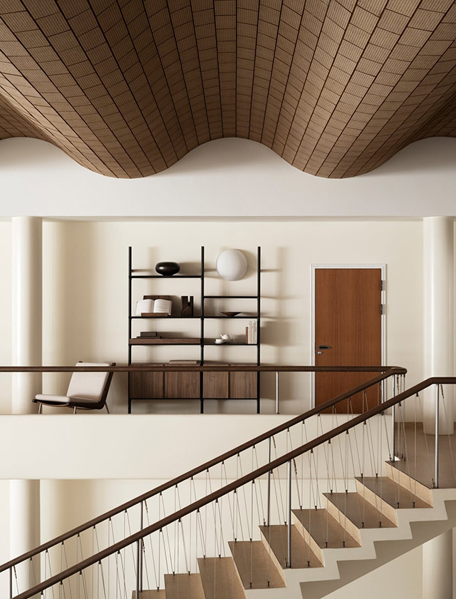 Diese kleine Ecke zeigt, wie stark Zurückhaltung wirken kann. Der dunkle Boden, die warm-rötliche Treppe und das schlanke schwarze Wandregal aus der Pira G2 Serie von String Furniture erzählen zusammen eine ganz eigene Geschichte. Mit nur 70 cm Breite braucht dieses Regal nicht viel Raum, um Eindruck zu hinterlassen. Es ist genau richtig für besondere Nischen, in denen man Ruhe findet – und vielleicht sogar neue Gedanken.