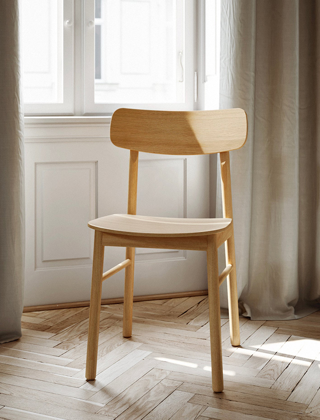 Audo Copenhagen Ready Dining Chair aus Holz mit Lederpolsterung am runden Harbour Column Dining Table und Umanoff Candle Holder.