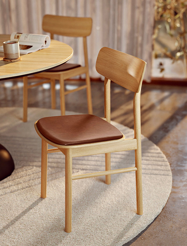 Moderner Audo Copenhagen Base Polsterstuhl am Esstisch in elegantem Esszimmer