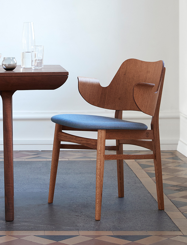 Der Salon Dining Chair von Ro Collection vereint skandinavisches Design mit höchstem Sitzkomfort. Der Stuhl wird aus massivem Holz gefertigt und mit einer hochwertigen Lederpolsterung versehen. Die weiche Sitzfläche und die ergonomisch geformte Rückenlehne machen ihn zum perfekten Begleiter für lange Dinner-Abende.