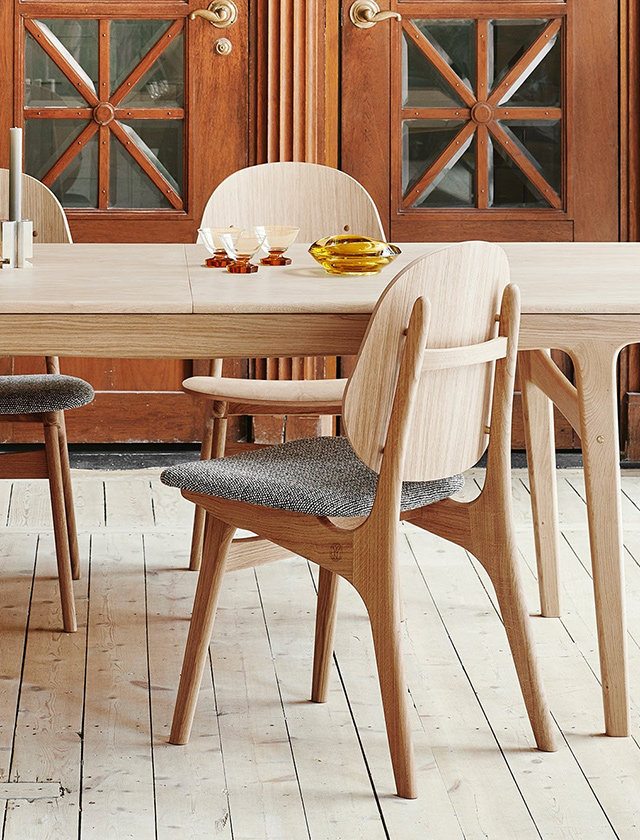 Die Harbour Dining Chairs von Audo Copenhagen sind in unterschiedlichen Sitzbezügen erhältlich – von edlem Leder bis zu hochwertigem Stoff, perfekt kombinierbar für individuelle Esszimmergestaltungen.