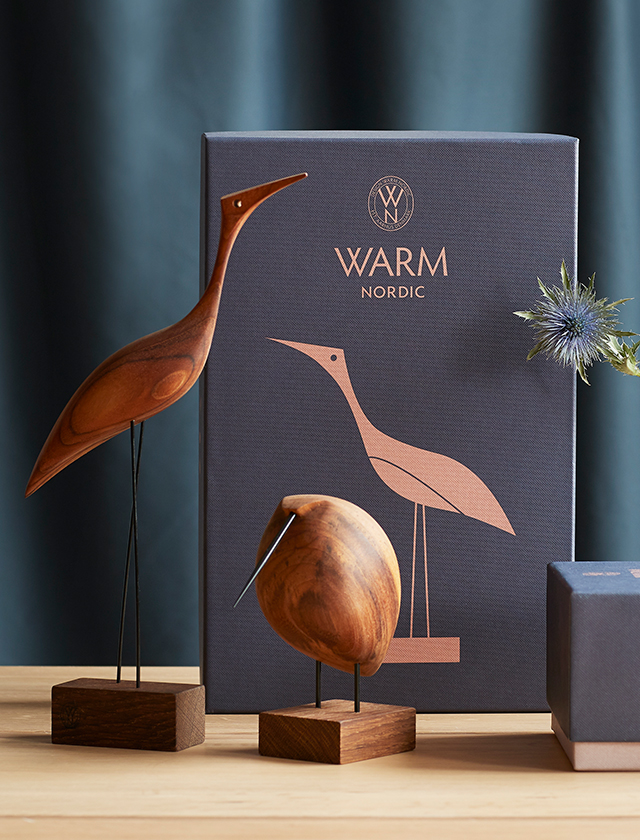 Charming Teak Brids von Warm Nordic sind dekroative Vögel aus Teakholz