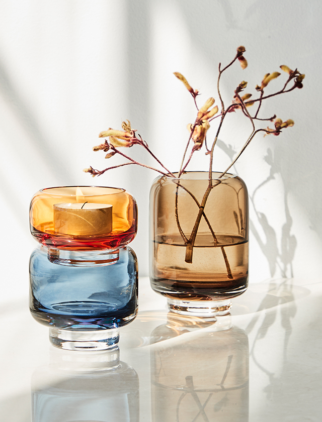 Stack Teelichthalter & Vasen aus feinem Glas in den Farben Organge, Blau und Braun sind stapelbar und in vielen Varianten kombinierbar.