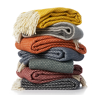Die kuscheligen Knut Wolldecken aus Lammwolle aus der Klippan Yllefabrik sind 7 warmen Farben bei elbdal verfügbar und eine Bereicherung auf Ihrer Terrasse oder Ihrem zuhause.