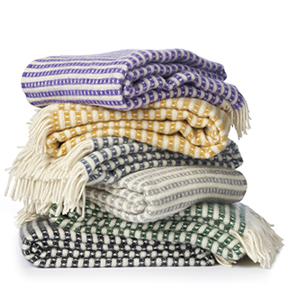 Olle Wolldecken aus Lammwolle von Klippan Yllefabrik in den Farben Purple, Saffron, Smokey Blue, Light Grey, Green, Black