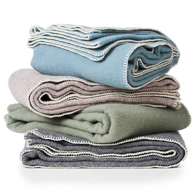 Uno Wolldecken aus Lammwolle in den Farben: Grey Melange, Dusty Green, Beige Melange und Sky Blue von Klippan Yllefrabik aus Schweden